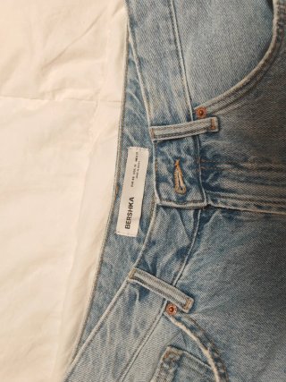 Bershka Pantalón Corto Roto Talla M (40)