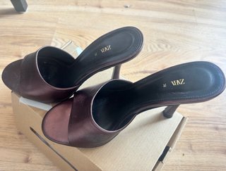 Zapatos tacón Zara burdeos talla 38