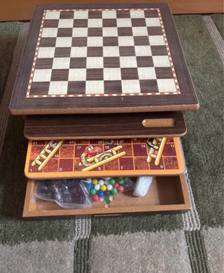 Juego de mesa de madera con tablero