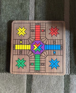 Juego de mesa de madera con tablero