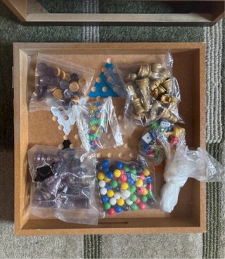Juego de mesa de madera con tablero