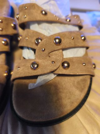 Sandalias blanditas,color crema y tachas doradas