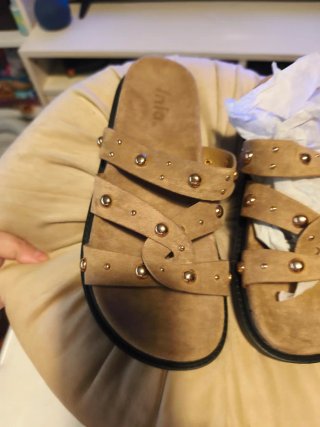 Sandalias blanditas,color crema y tachas doradas