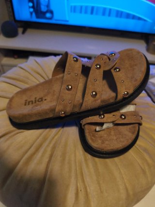 Sandalias blanditas,color crema y tachas doradas