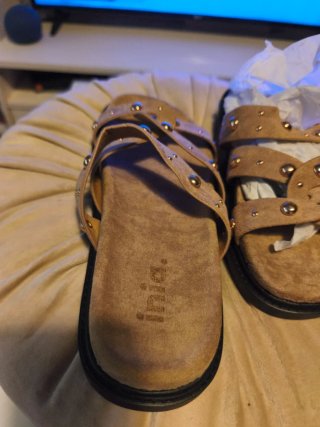 Sandalias blanditas,color crema y tachas doradas