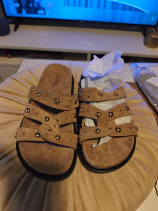 Sandalias blanditas,color crema y tachas doradas