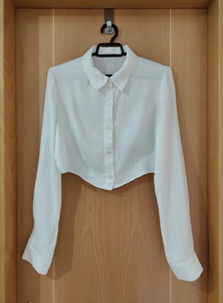 Camisa crop satén blanca