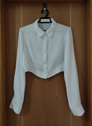 Camisa crop satén blanca