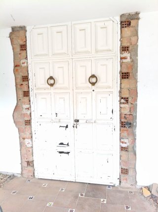 Puerta de entrada blanca