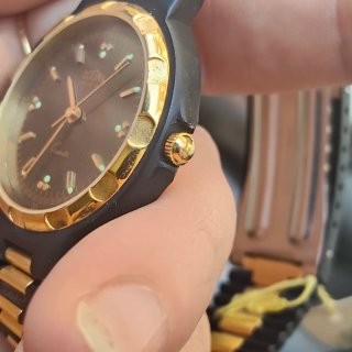 Reloj Dogma Mujer Negro y Dorado