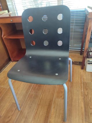 Silla moderna con diseño ventilado