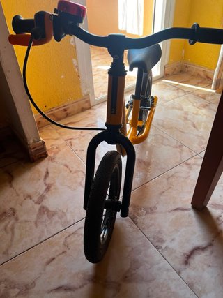 Bicicleta sin pedales amarilla