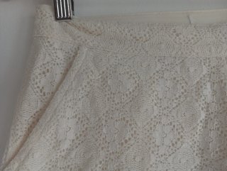 Pantalón corto encaje crema