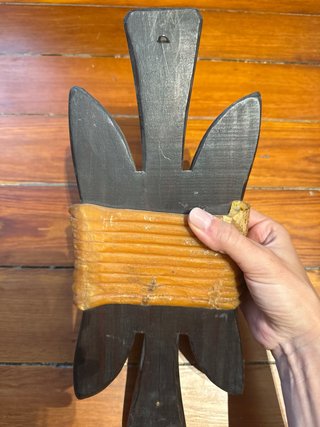 Fasces decorativo de madera tallada con cuerdas