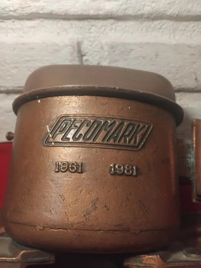 Pisapapeles PECOMARK 1961-1991 Bronce