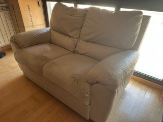Sofá de piel beige para restaurar de 3 y 2 plazas