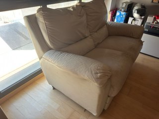 Sofá de piel beige para restaurar de 3 y 2 plazas