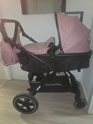 Carrito de bebé rosa con silla para coche