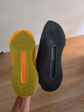 Zapatillas Nike Naranja y Negra