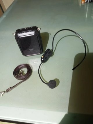 Altavoz SHIDU negro con micrófono y correa
