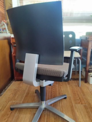 Silla de oficina ergonómica gris