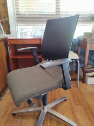 Silla de oficina ergonómica gris