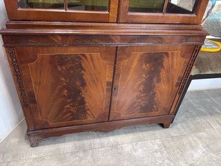 Vitrina aparador de madera con puertas