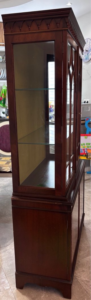 Vitrina aparador de madera con puertas
