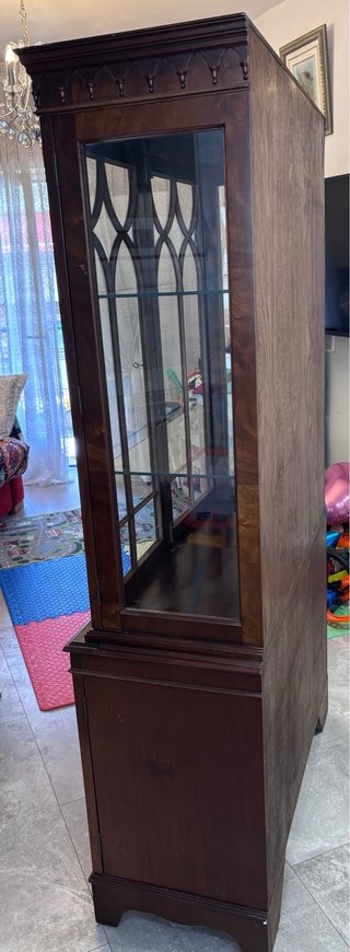 Vitrina aparador de madera con puertas