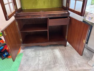 Vitrina aparador de madera con puertas