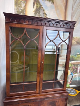 Vitrina aparador de madera con puertas