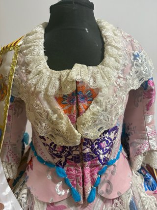 Espectacular traje de fallera rosa y plata