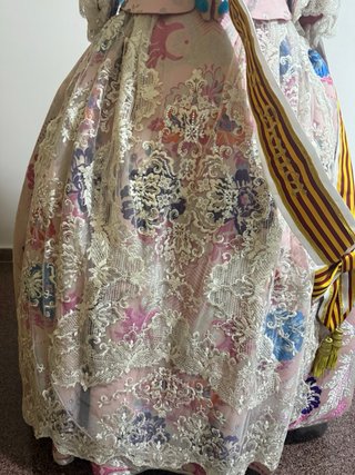 Espectacular traje de fallera rosa y plata