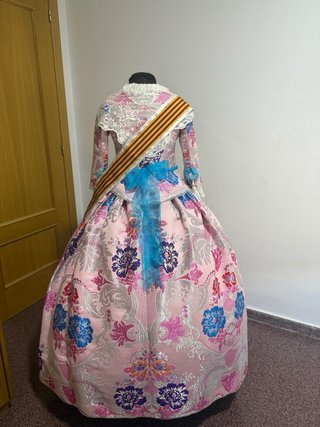 Espectacular traje de fallera rosa y plata
