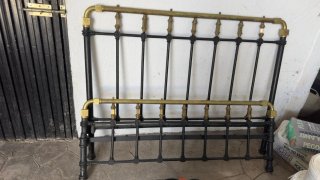 Cama antigua metal dorada y negra