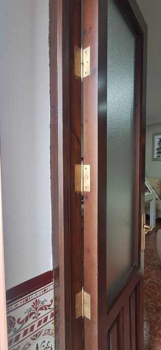 Puerta doble de madera con cristal