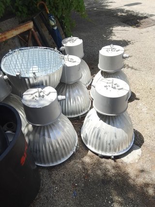 Fari industriali grigi e bianchi Funzionanti
