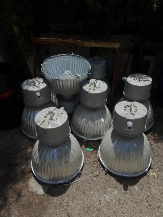 Fari industriali grigi e bianchi Funzionanti