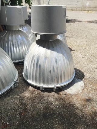 Fari industriali grigi e bianchi Funzionanti