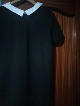 Vestido negro corto  con cuello blanco