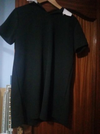 Vestido negro corto  con cuello blanco