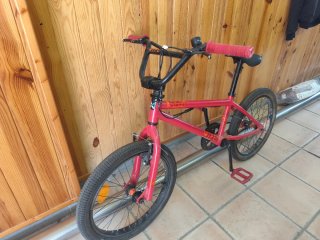 Bicicleta BMX roja niño