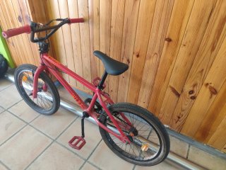 Bicicleta BMX roja niño