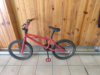Bicicleta BMX roja niño