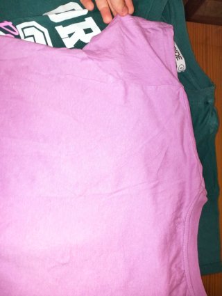 Camiseta INSIDE verde y rosa