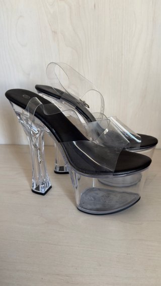 Tacones negros transparentes