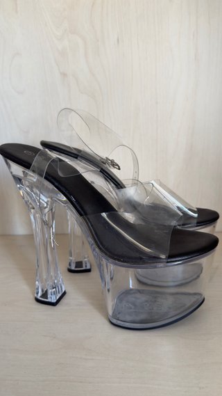Tacones negros transparentes