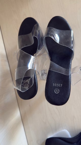 Tacones negros transparentes