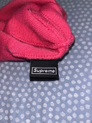Gorro Supreme Rosa con Logo Neón