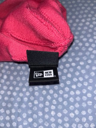 Gorro Supreme Rosa con Logo Neón